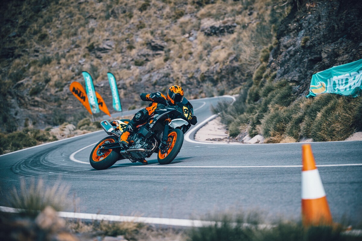 Torna la KTM 890 SMT, via di mezzo tra motard e adventure
